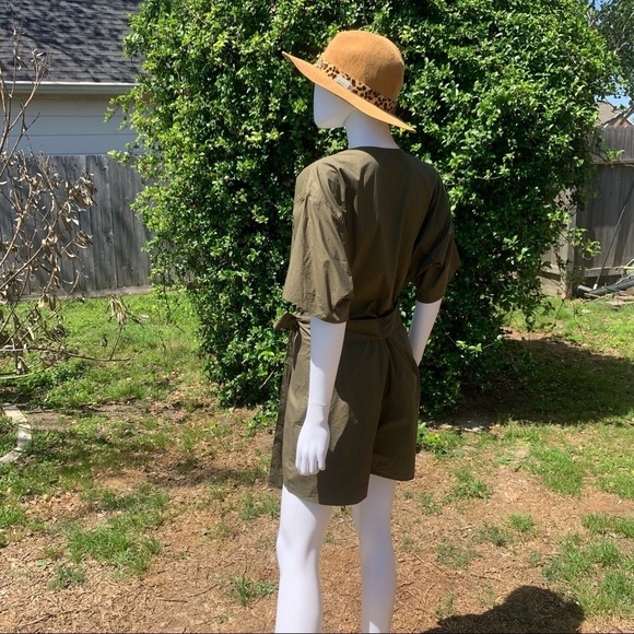 💋NWT Lovers + Friends Plunging Utility Short Romper - Picture 13 of 15